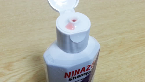 ニナゾールシャンプーの液体の色